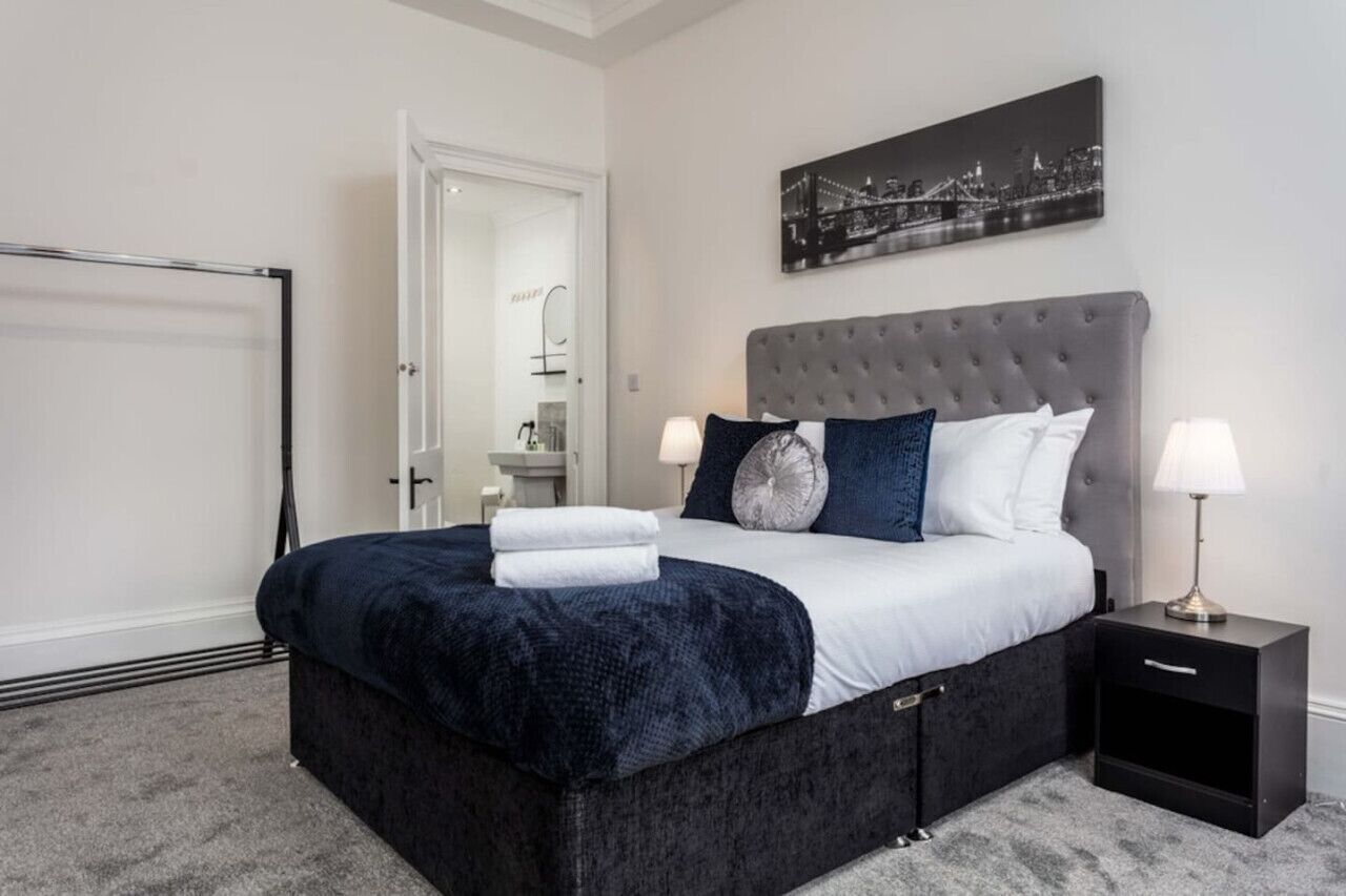 2 habitaciones, tabla de planchar con plancha y wifi gratis 