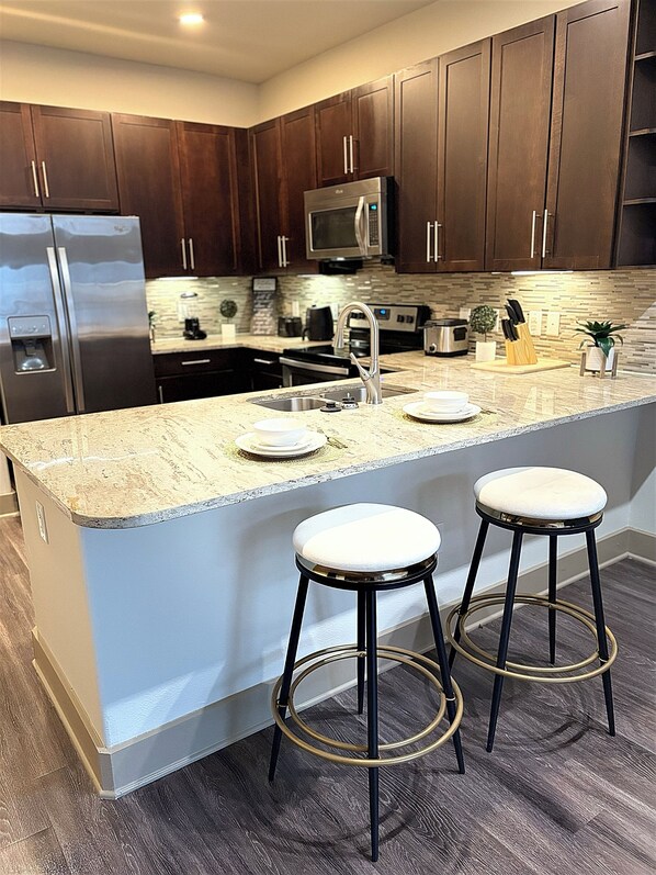 Kühlschrank, Mikrowelle, Ofen, Herdplatte