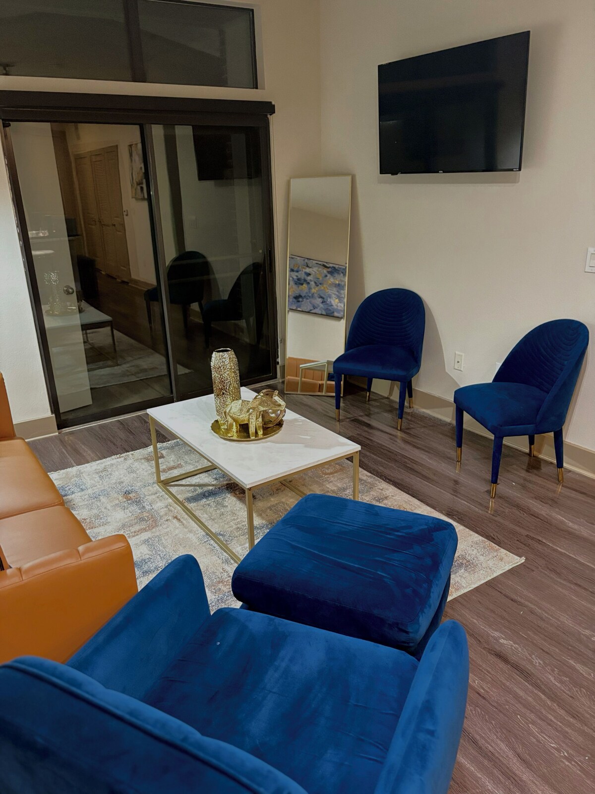 Photo 2 of Cozy 1-bedroom condo in fantastic Downtown Houston with fitness room, WiFi !
