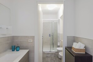 Family Apartment | Bathroom | Shower, hair dryer, bidet, towels - Darsena Apartments by Wonderful Italy (Syracuse)