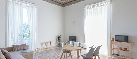 Klassiek appartement, balkon | Woonruimte | Een 35-inch televisie met digitale zenders