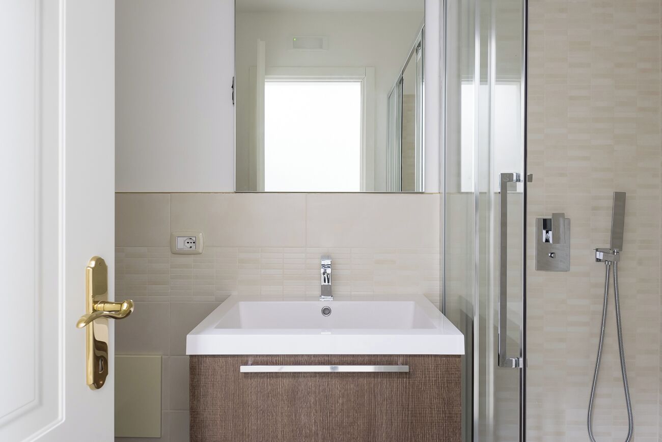 Appartement Classique, balcon | Salle de bain