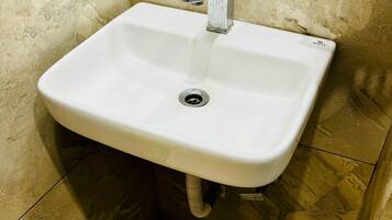 Deluxe Double Room | Bathroom | Shower, free toiletries, bathrobes, slippers