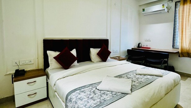 Um quarto moderno com cama, mesa de cabeceira e ventilador de teto.