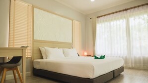 A bedroom with a bed, a desk, and a chair. - Sanpudard Health and Wellness Club (Ban Pho)