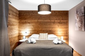 5 bedrooms, iron/ironing board, WiFi, bed sheets