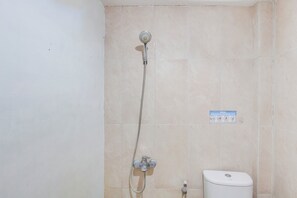 Shower, free toiletries, towels - Hotel O J Ruby Hotel (Sewon)