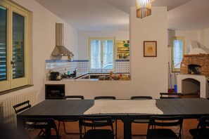 Villa, balkong, sjøutsikt | Spisestue