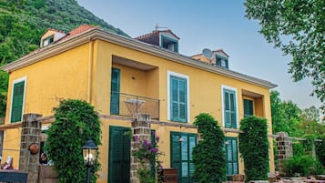 Villa, Balkon, Meerblick | Blick auf den Garten