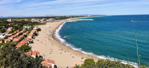 Mediterranean villa with private heated pool and boules court, sea and lake 12km away