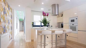 Apartment (5 Bedrooms) | Living room