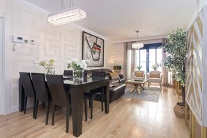 Apartment (5 Bedrooms) | In-room dining