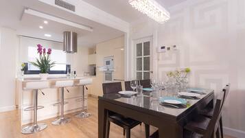 Apartment (5 Bedrooms) | In-room dining