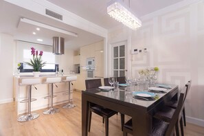 Apartment (5 Bedrooms) | In-room dining - Genteel Home Velazquez (Granada)