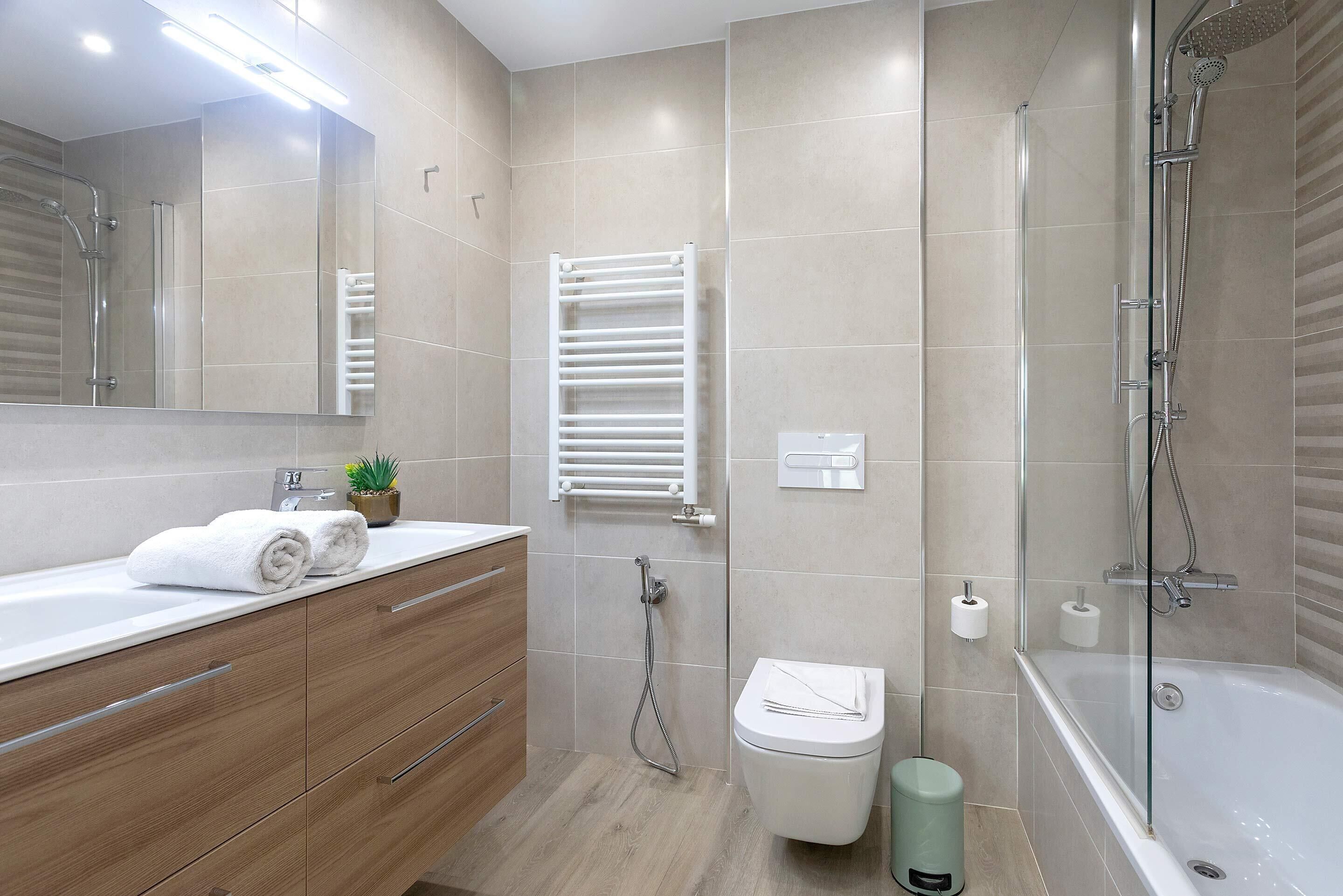Apartamento (5 Bedrooms) | Baño | Bañera y ducha independientes y artículos de higiene personal gratuitos