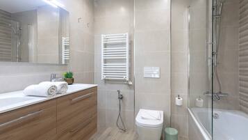 Apartamento (5 Bedrooms) | Baño | Bañera y ducha independientes y artículos de higiene personal gratuitos