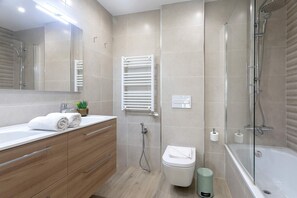 Apartment (5 Bedrooms) | Bathroom | Separate bathtub and shower, free toiletries, towels, soap