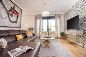 Apartment (5 Bedrooms) | Living area