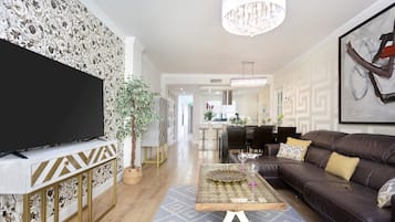 Apartment (5 Bedrooms) | Living room