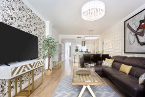 Apartment (5 Bedrooms) | Living room