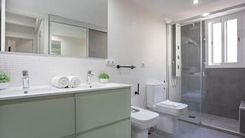 Apartment (2 Bedrooms) | Bathroom | Shower, free toiletries, hair dryer, bidet