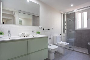 Apartment (2 Bedrooms) | Bathroom | Shower, free toiletries, hair dryer, bidet - Genteel Home San Pablo Terrace (Córdoba)