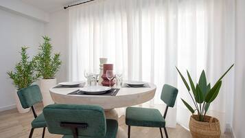 Appartement (2 Bedrooms) | Dineren in de kamer