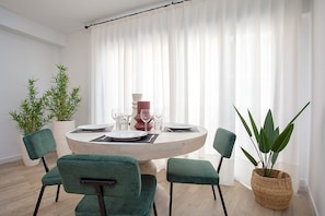 Appartement (2 Bedrooms) | Repas dans la chambre