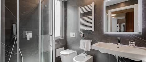 Articles de toilette gratuits, sèche-cheveux, serviettes fournies