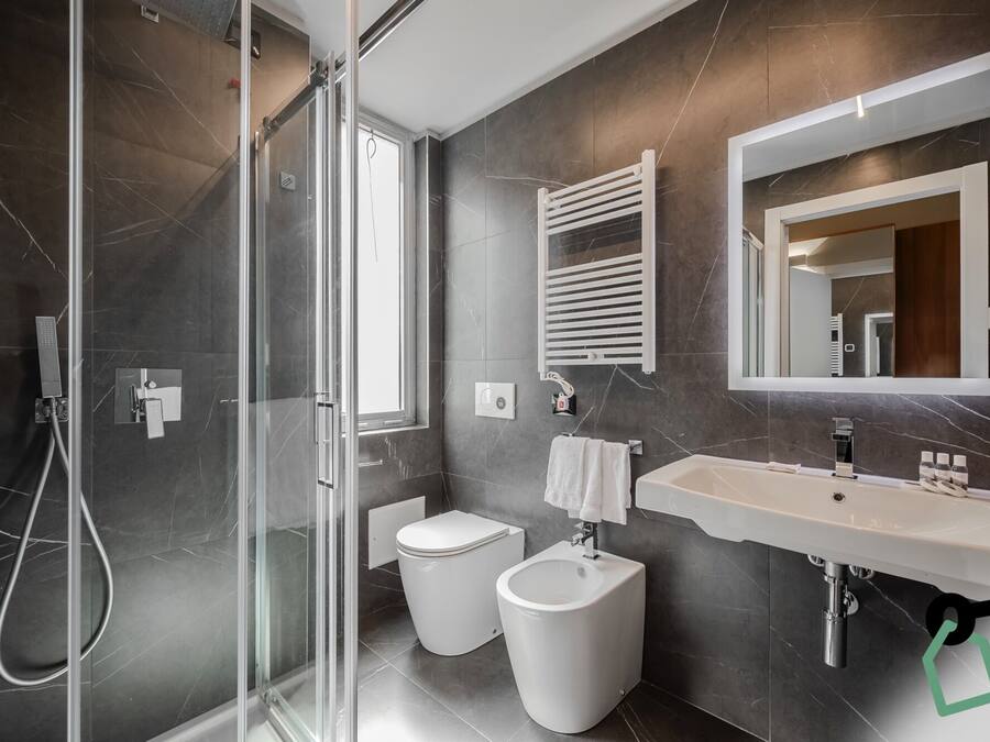 Kostenlose Toilettenartikel, Haartrockner, Handtücher, Toilettenpapier