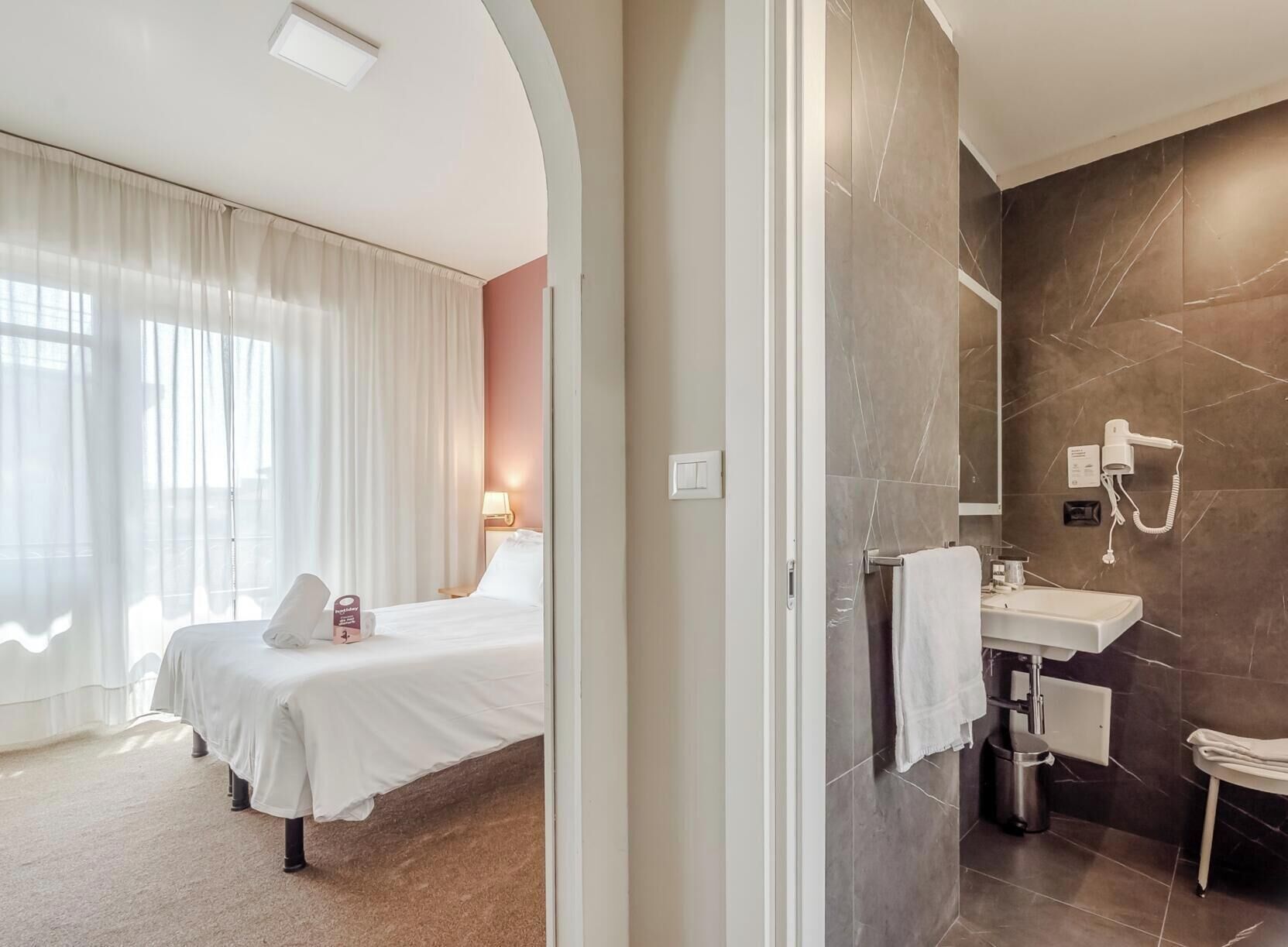 Camera Comfort con letto matrimoniale o 2 letti singoli | Una scrivania, lenzuola