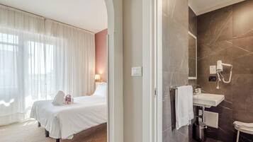 Camera Comfort con letto matrimoniale o 2 letti singoli | Una scrivania, lenzuola
