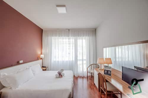 Escritorio y ropa de cama