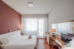 Desk, bed sheets - Hotiday Room Collection - Celle Ligure (Celle Ligure)