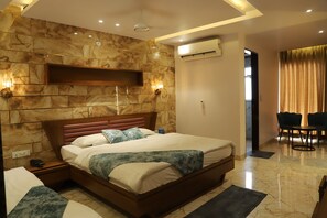 Luxury Double Room | Desk, laptop workspace, soundproofing, free WiFi - Hotel Shree Darshnam (Mathura)