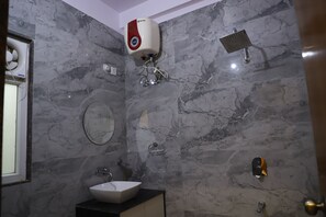 Deluxe Double Room | Bathroom | Shower, bathrobes, towels, soap - Hotel Shree Darshnam (Mathura)