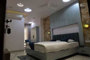 Deluxe Double Room | Desk, laptop workspace, soundproofing, free WiFi - Hotel Shree Darshnam (Mathura)
