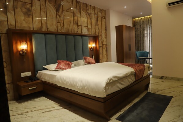 Luxury Double Room | Desk, laptop workspace, soundproofing, free WiFi - Hotel Shree Darshnam (Mathura)