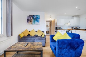 家庭公寓 | 起居区 | 42-英寸智能电视 （配备有线频道）、流媒体服务