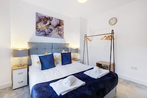 2 bedrooms - Eastons 2 Bedroom Apt. with Sofa Bed (High Wycombe)