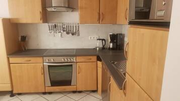 Kühlschrank, Mikrowelle, Ofen, Geschirrspüler