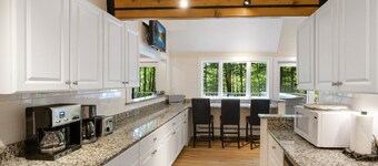 The 76 House: Hot Tub, Sauna, Slopeside, Central AC. Discounted Ski Rentals.