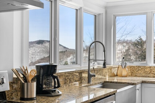 Trailside Village #7: Slopeside 1BR w/ Hot Tub and Sauna. Ski In/Out with Discounted Ski Rentals