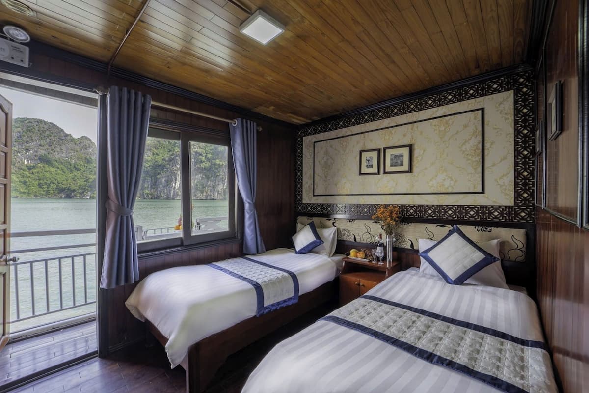 Ropa de cama hipoalergénica, minibar y escritorio