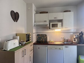 Kjøleskap, mikrobølgeovn, kokeplater og kaffetrakter/tekoker