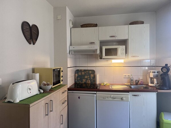 Fridge, microwave, stovetop, coffee/tea maker