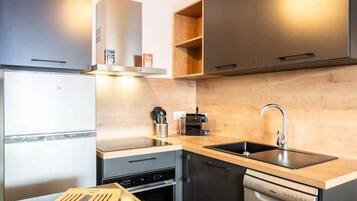 Refrigerador, microondas, parrilla de estufa y lavavajillas