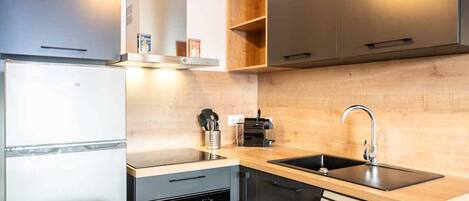 Fridge, microwave, stovetop, dishwasher