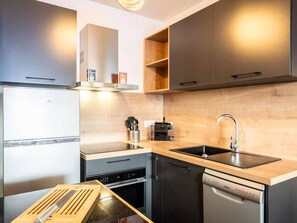 Kjøleskap, mikrobølgeovn, kokeplater og oppvaskmaskin