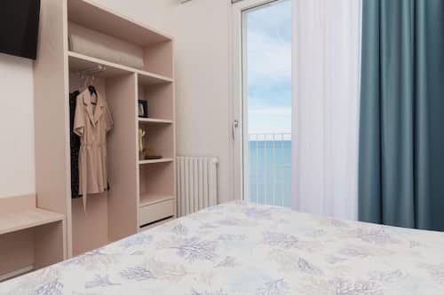 Chambre Confort double ou avec lits jumeaux, salle de bain privée, vue sur la mer | Minibar, coffre-fort, bureau, accès au Wi-Fi (inclus)